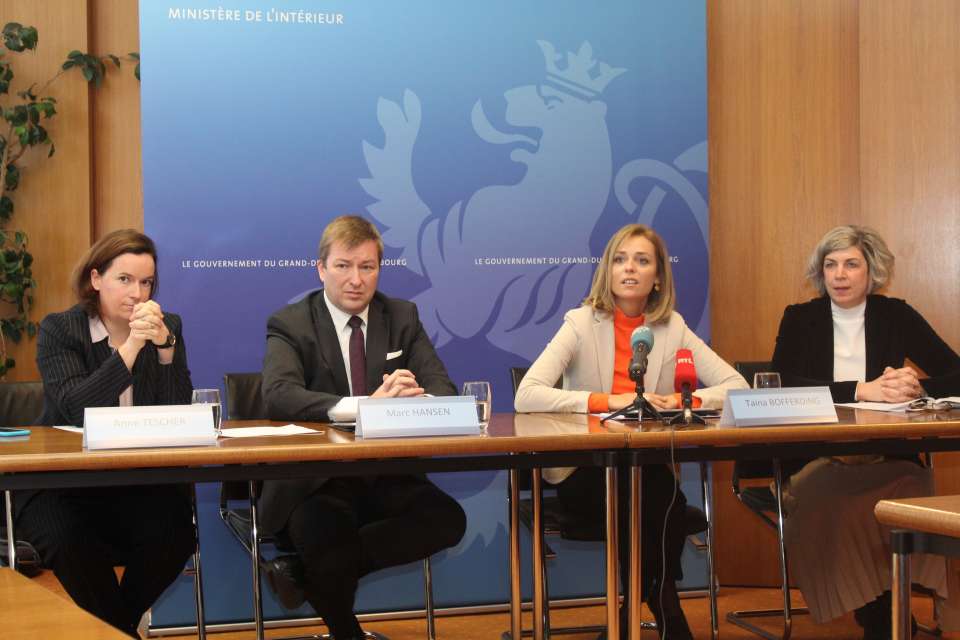 (de g. à dr.) Anne Tescher, Centre de gestion du personnel et de l'organisation de l'État (CGPO) ; Marc Hansen, ministre de la Fonction publique ; Taina Bofferding, ministre de l'Intérieur ; Mireille Cruchten, ministère de l'Intérieur